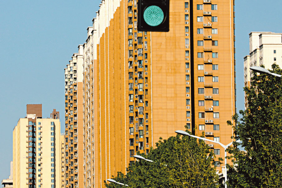 西安居民家庭購買市內新建商品住房、二手住房不再審核購房資格。圖為西安北郊屋苑。圖／取自中新社