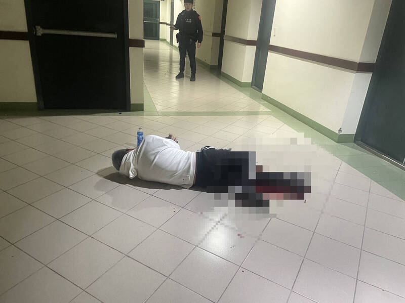 黃男在桃園將女子擄走，直到警方找上門，就開槍在旅館走廊火拼，最後因為中槍倒地，目前仍在醫院搶救。圖／翻攝畫面