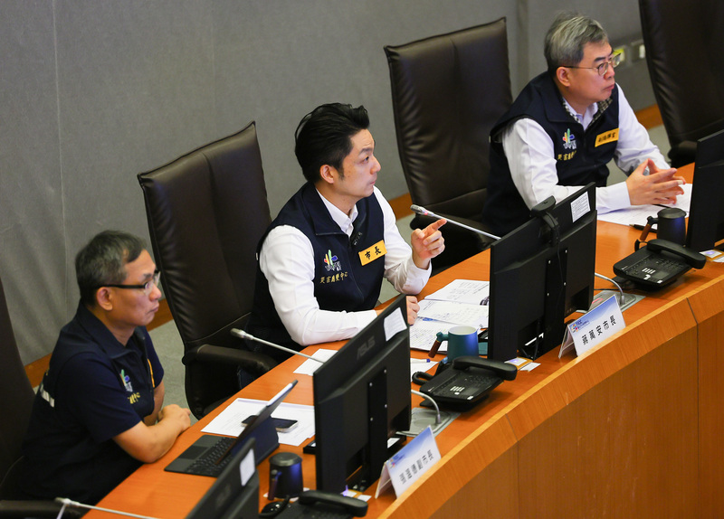 颱風「巴威」來勢洶洶，台北市長蔣萬安8日坐鎮災害應變中心，聽取氣象團隊分析。圖/中央社