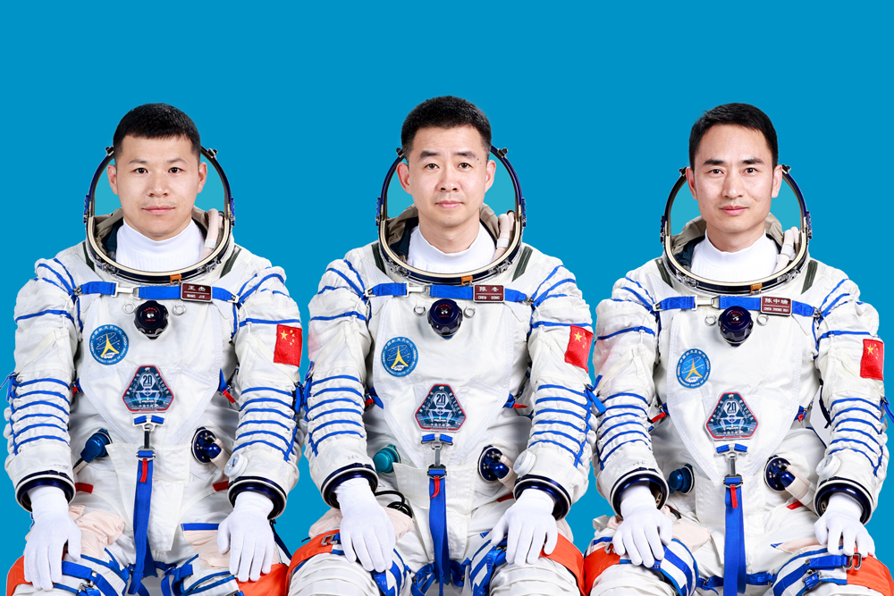 據中國載人航太工程新聞發言人林西強介紹，執行神舟二十號載人飛行任務由陳冬（中）、陳中瑞（右）、王傑3名太空人組成，陳冬任指令長。圖／取自中國網