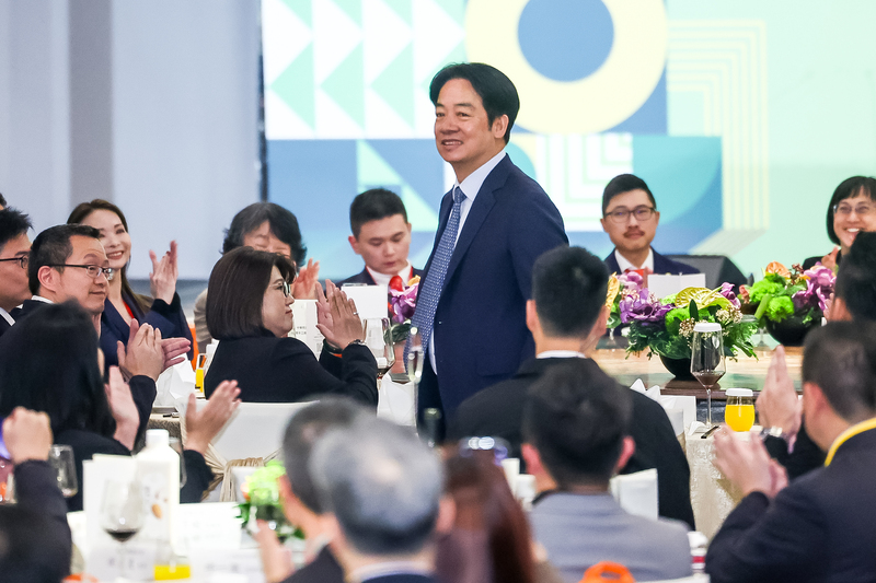 民進黨共諜案再擴大，總統賴清德擔任副總統時的辦公室諮議也涉入。圖為1日中華民國工商協進會青年工商團體聯誼餐會，賴清德（站立者）入場時，與會人士鼓掌歡迎。圖/中央社