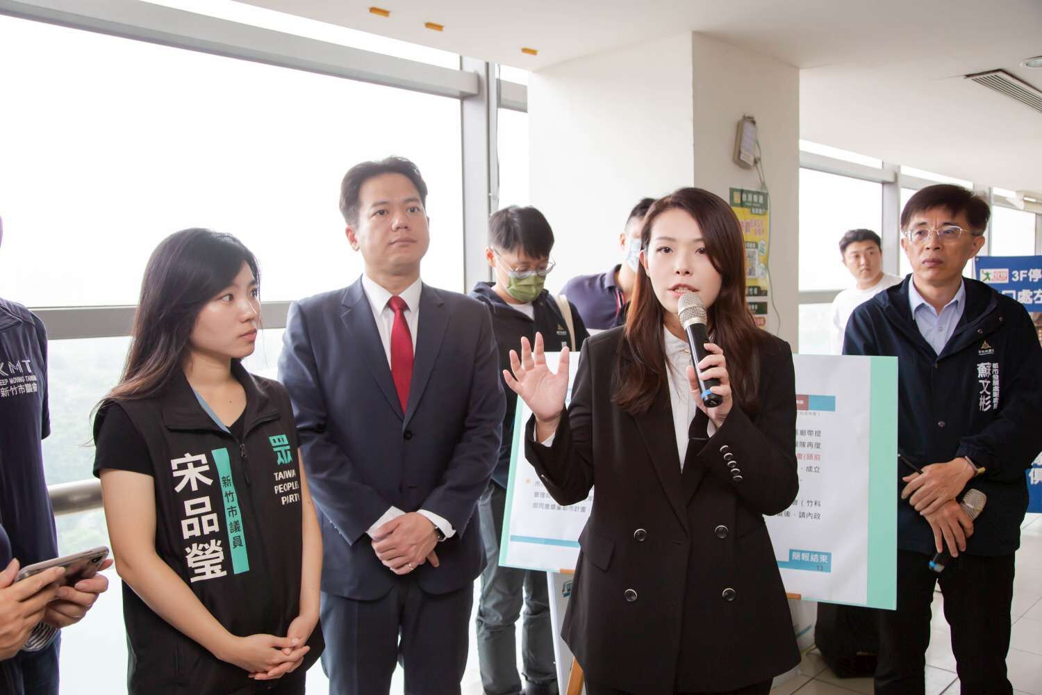 新竹市長高虹安（前左3）涉貪被判有罪即日停職，市長一職由副市長邱臣遠（前左2）暫代。圖/取自新竹市政府網站