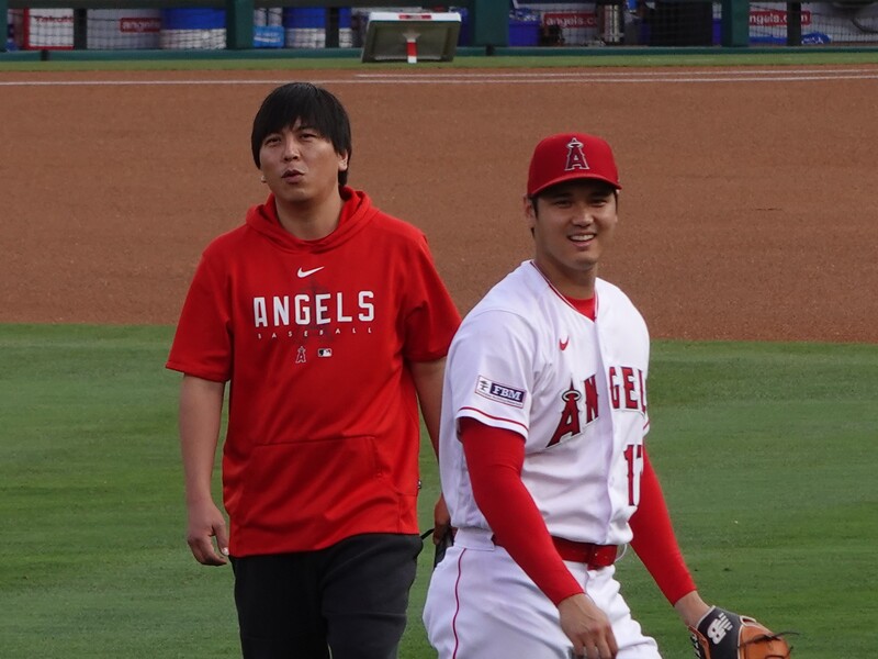 大谷翔平（右）的原翻譯水原一平（左）涉嫌竊取數百萬美元用在非法簽賭。圖為去年8月兩人在訓練場上。圖/中央社