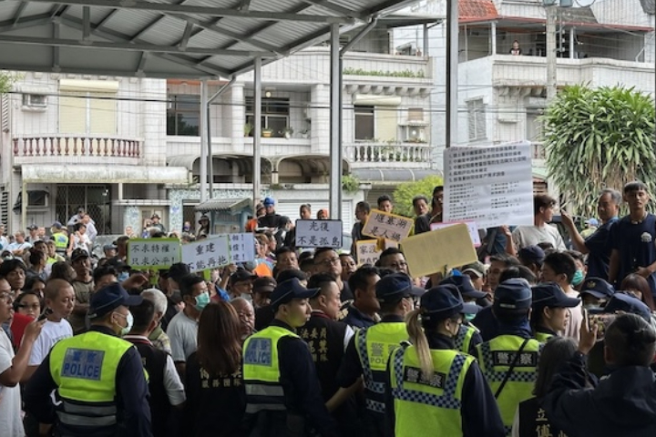 光復鄉災後座談會爆衝突 議長怒踢桌、傅崐萁譴責暴力
