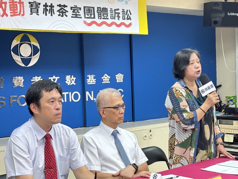 消基會副董事長徐則鈺(左)、消基會董事長吳榮達(中)、消基會董事長榮譽董事長蘇錦霞(右)召開記者會宣布,要為寶林茶室案受害者提起團體訴訟,估3個月內提告、求償金額可能破億。圖/中央社