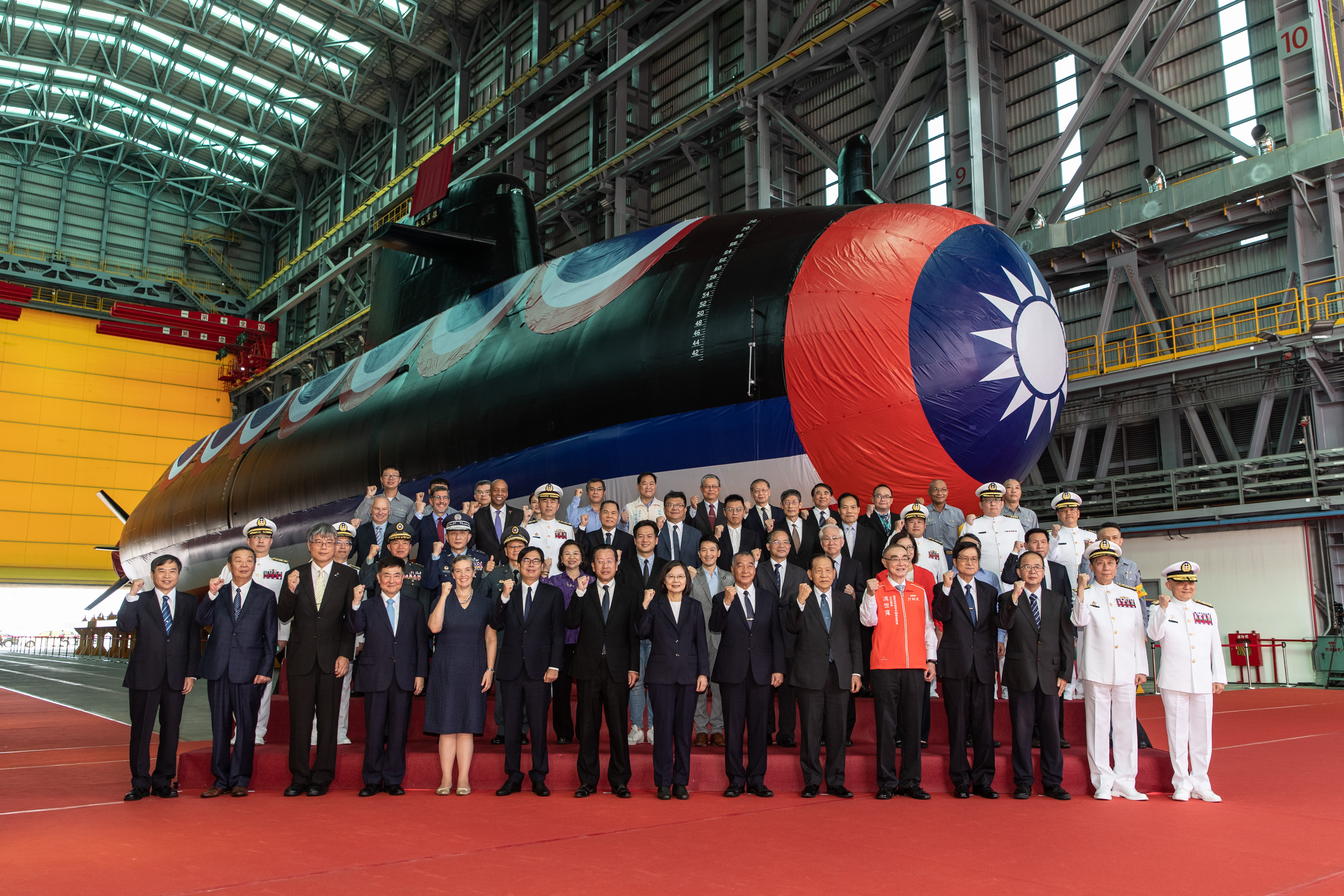 2023年時任總統蔡英文主持潛艦國造原型艦「海鯤號」命名暨下水典禮。圖／取自軍聞社X