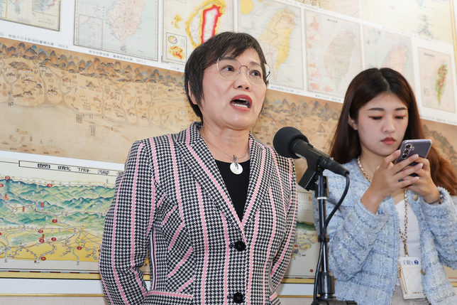 內政部長劉世芳（左）24日表示，會嗆把全民安全指引丟垃圾桶的網友不是公主病就是王子病。圖/中央社