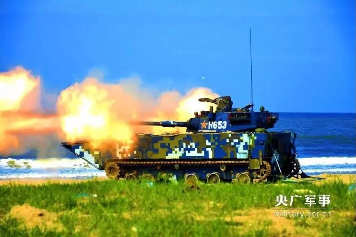 解放軍搶灘戰力,現以05式兩棲裝甲車系列為主力。圖/取自央廣軍式