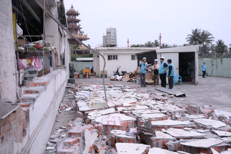 花蓮市最大公有零售市場「重慶市場」在23日凌晨地震後，發生牆面倒塌、地下水管破裂等情形，市長魏嘉彥（前右2）前往勘災，將啟動應變機制修復。圖/花蓮市公所提供。 