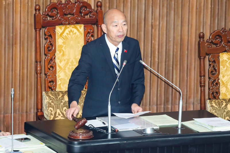 立法院會17日三讀通過「平埔原住民族群身分法」，明定平埔原住民族群定義與申請原則，中央主管機關為原民會。圖為立法院長韓國瑜敲槌宣布法案三讀通過。圖/中央社
