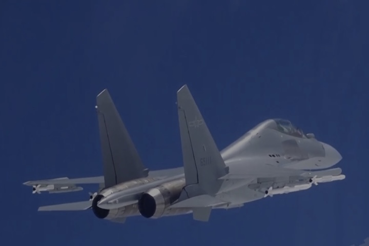 解放軍空軍在台灣以東模擬發射多枚飛彈。圖/取自央視