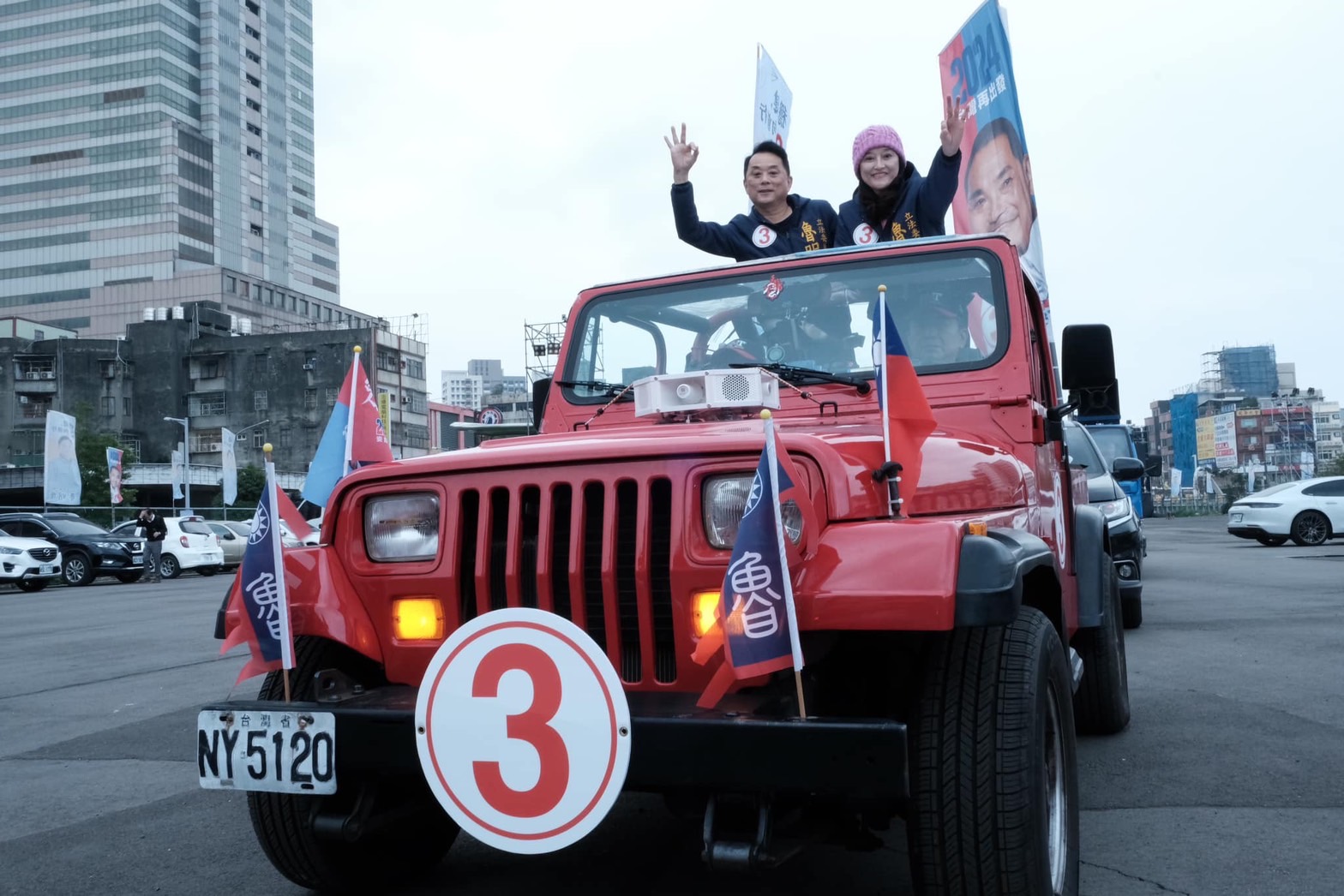 大選已屆決戰時刻，各種負面選舉謠言耳語滿天飛，身受其害的桃園第三選區（中壢）候選人魯明哲呼籲選民要擦亮眼睛，對抗負面文宣。圖/魯明哲競總提供