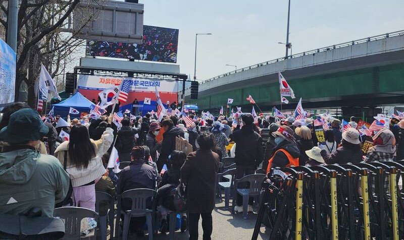 韓國憲法法院4日上午就總統尹錫悅彈劾案宣判，許多民眾一早就聚集在總統官邸附近，等候宣判結果。圖/中央社