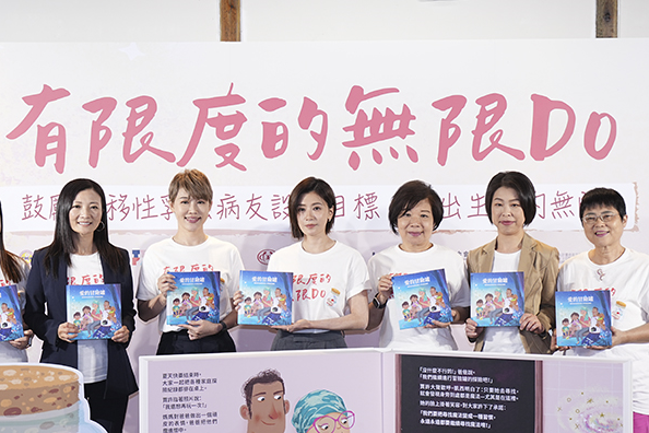 知名藝人賈靜雯26日出席乳癌衛教活動，擔任「有限度的無限 Do」衛教大使，獻聲朗讀乳癌繪本 《愛的冒險罐》。圖/記者梁鴻欣攝