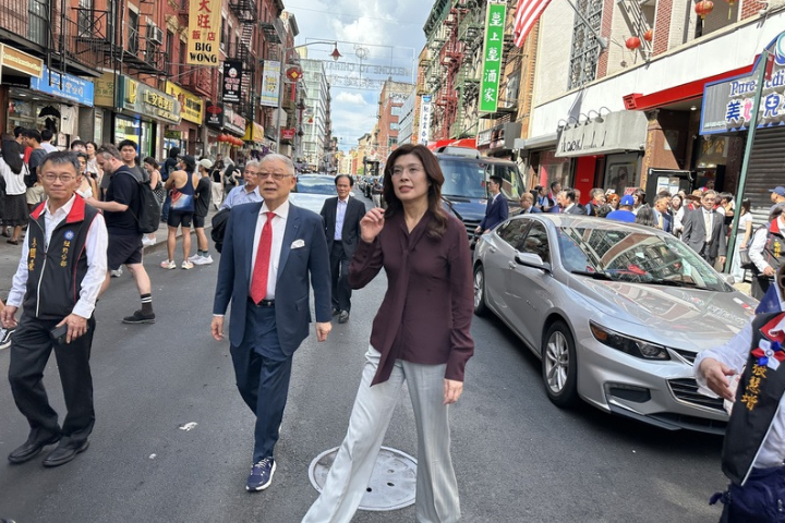 國民黨主席鄭麗文即將結束紐約行,前往此行最重要的華府。圖為鄭麗文前往紐約曼哈頓華埠,拜會中華公所。圖/中央社