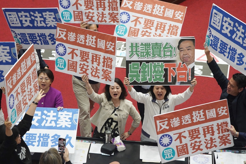 學者同意立法院提出倒閣，讓藍營走出罷免泥淖。圖為立法院18日上午原本邀請行政院長卓榮泰施政報告備詢，但立法院變更議程而被請回，民進黨團提有關反共諜滲透的國安法案，遭藍白立委反對，各自在議場內舉牌叫陣。圖/中央社
