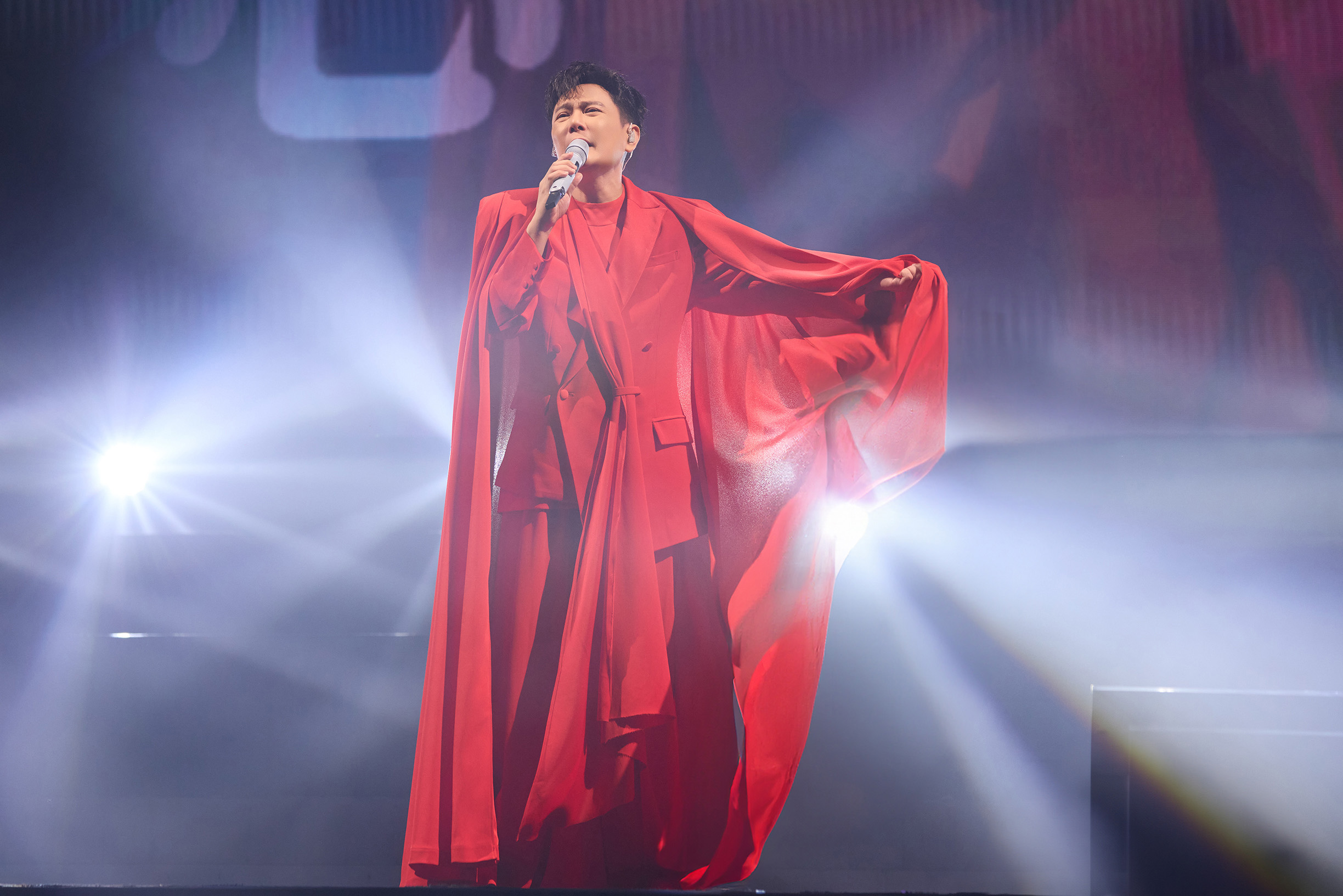 張信哲演唱會座椅藏紅包  澳門開唱歌迷樂接財神到