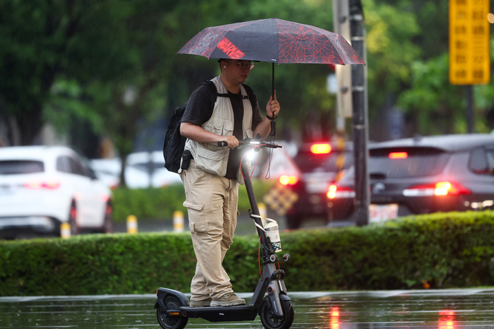 鋒面抵達稍降溫留意短延時大雨　薔蜜將增強至中颱