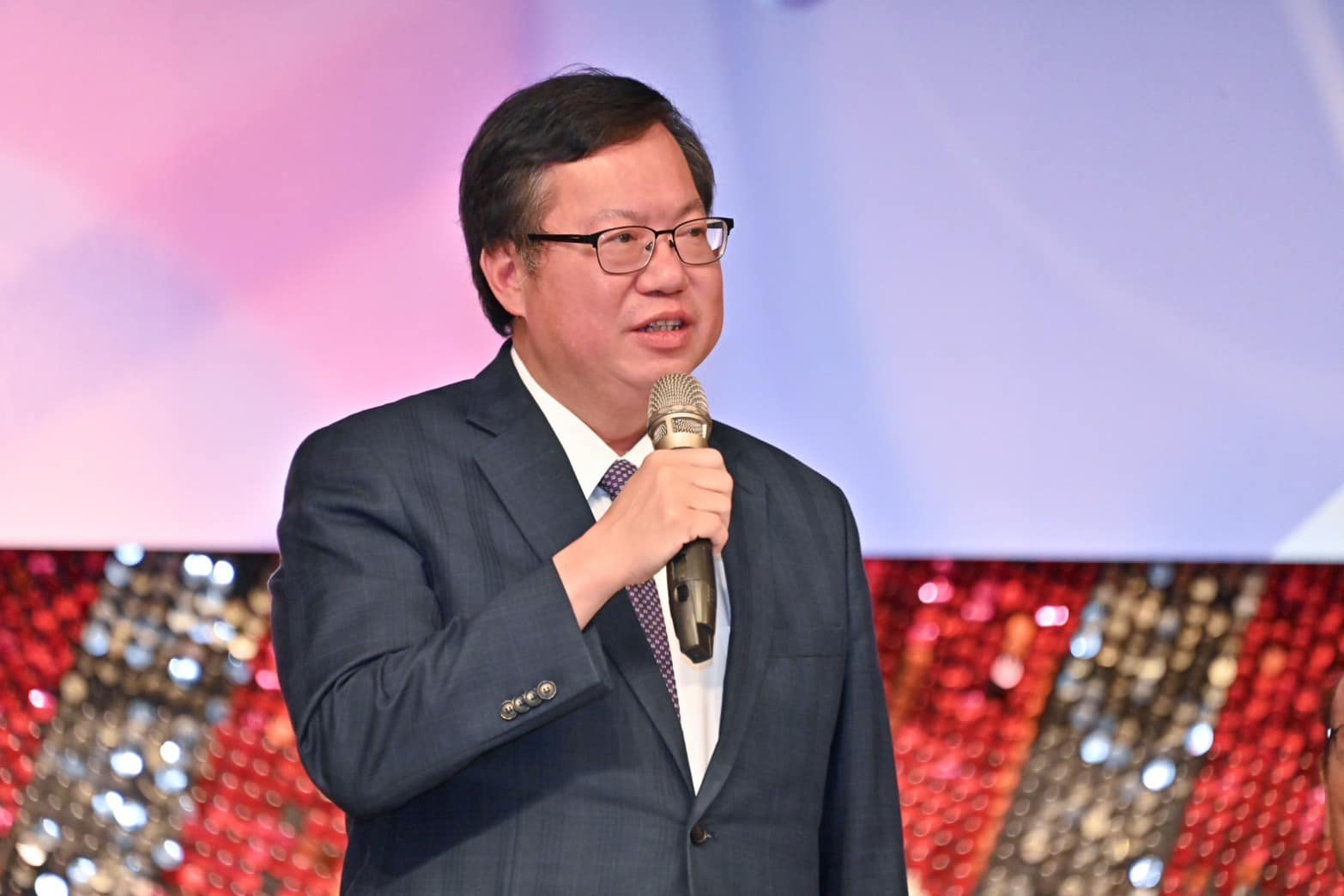 「建設有收錢，政績靠負債，論文靠抄襲，高民調更是靠包裝。」這，就是民間傳說的鄭文燦。圖/取自鄭文燦臉書