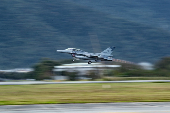 美、中、台軍機18日在台海西南空域密集交鋒。圖為空軍F-16V。圖/取自國防部發言人臉書