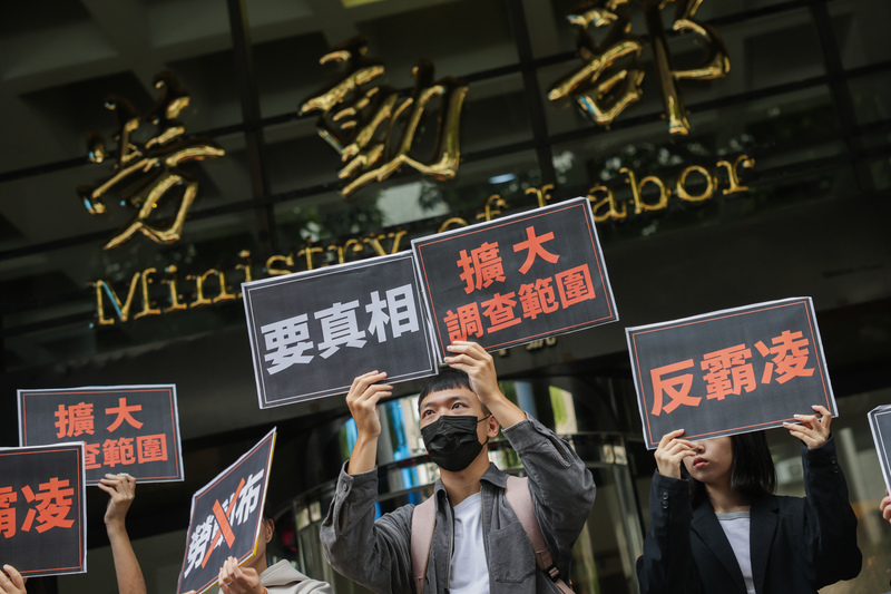 大批民眾不滿勞動部北分署霸凌案，今（21日）到勞動部門口進行抗議。圖/中央社