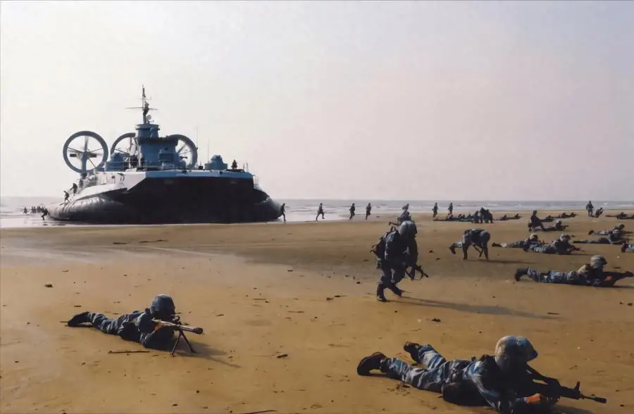 中共除透過多次圍台軍演外,在東部戰區沿海也常舉辦登陸跨海演習。圖/取自搜狐