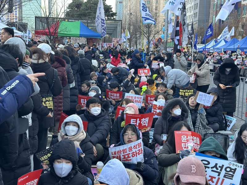 韓國國會14日下午第2次表決總統尹錫悅彈劾案，數十萬韓國民眾湧上街頭，支持彈劾的民眾將國會前道路擠得水洩不通。 圖／中央社