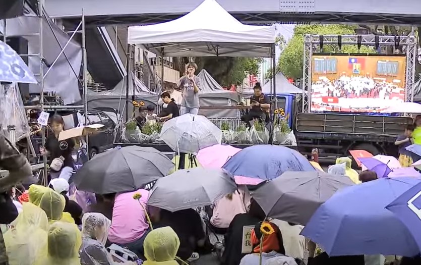 憂太陽花佔國會事件重演，立院公告17:00陸續封閉周邊部分出入口。圖/林睿康攝