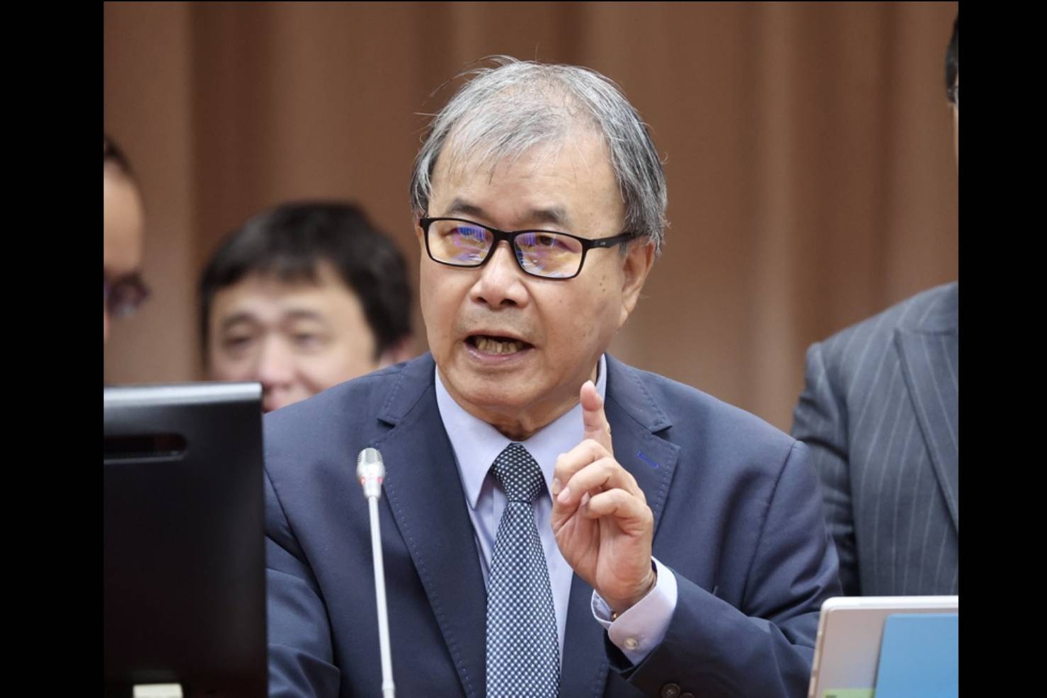教育部長鄭英耀（前）28日立法院重申，在陸委會頒布「橙色警戒」情況下，不支持台灣學校到大陸交流。圖/中央社