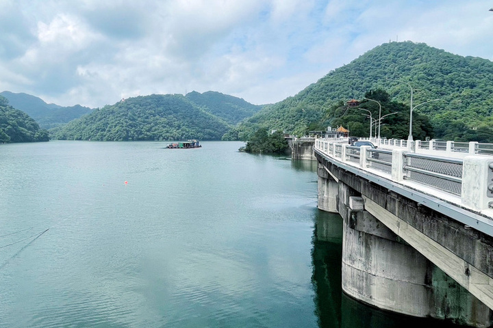 石門水庫山區集水區近日間歇下雨，大壩24日上午7時達到245公尺滿水位門檻，也是石門水庫今年首次水位滿庫。圖/取自中央社