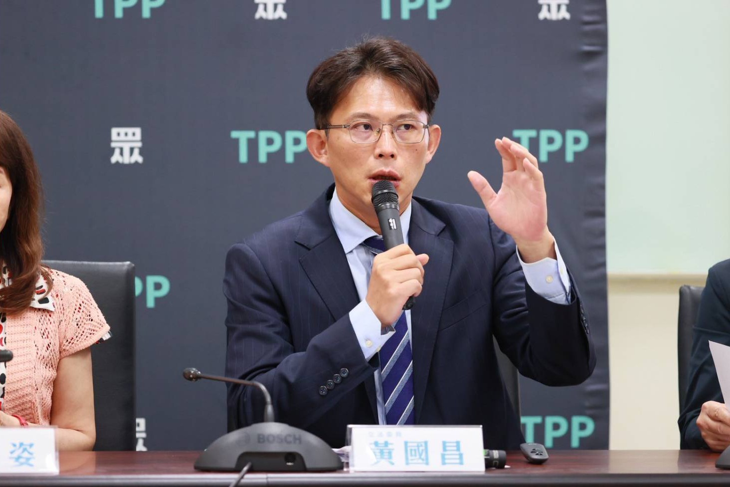 黃國昌批史哲掌高鐵「赤裸裸酬庸」：測試高鐵薯條脆不脆嗎