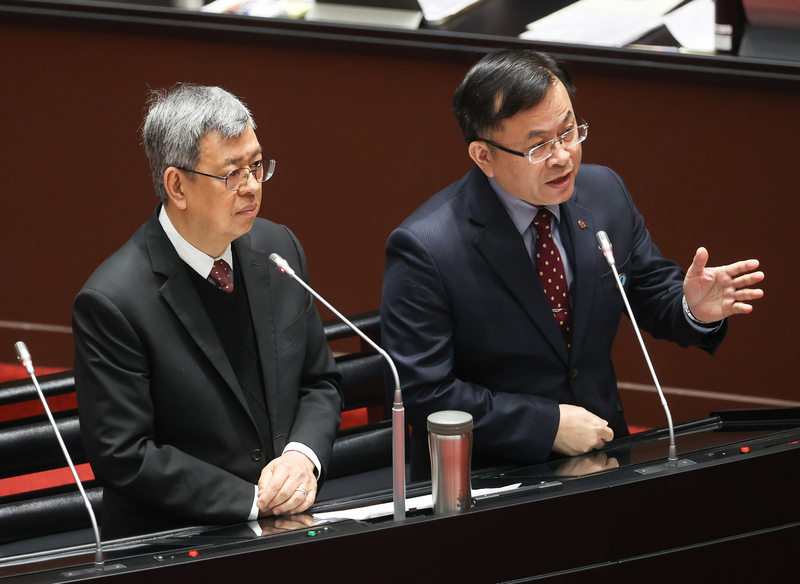NCC主委陳耀祥今（11日）專題報告廣電事業換照案，不料報告照貼法條，且對爭議案件一字不提，立委連番上台痛批指「老兵八字輕」。圖／中央社