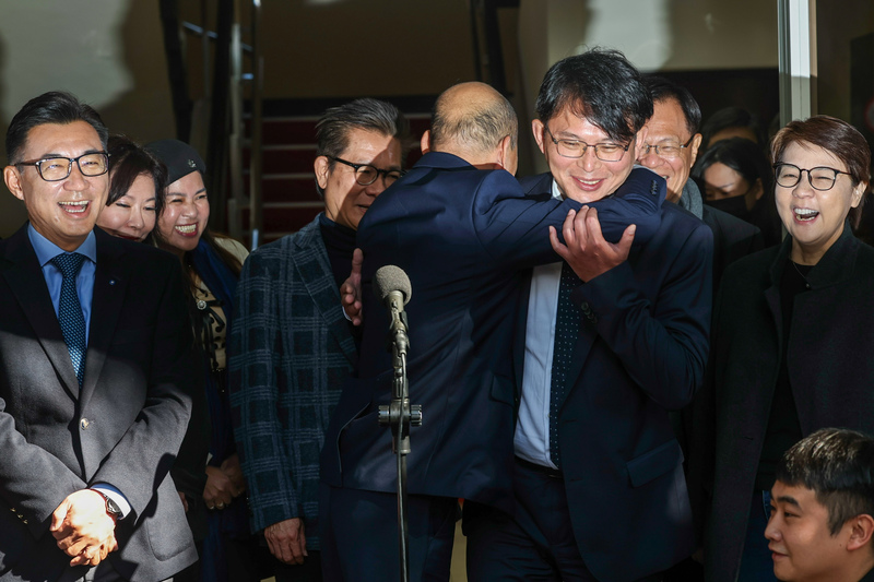 韓國瑜、江啟臣2）日上午9點拜會民眾黨團，韓國瑜給了黃國昌一個大擁抱。圖/中央社