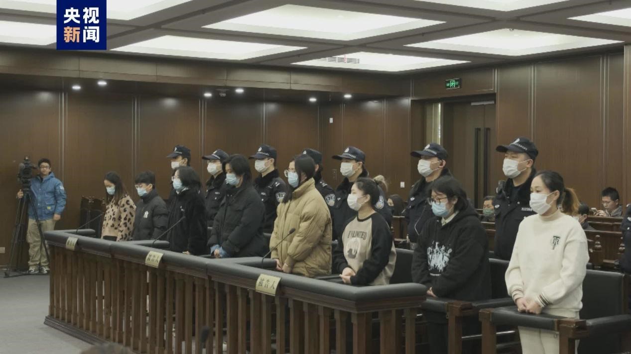 假冒「靳東」、「馬雲」等名人的詐騙集團為首腦王姓女子及七名女業務員組成的。圖/取自央視新聞