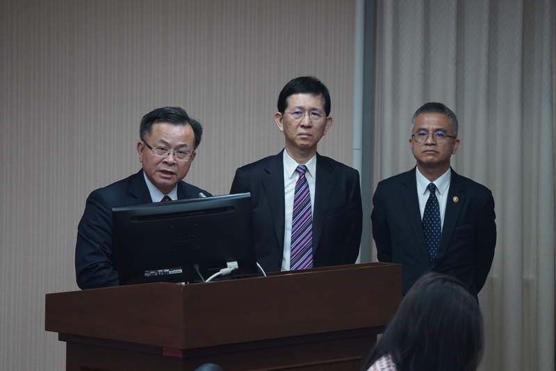 立法院交通委員會3日邀請國家通訊傳播委員會（NCC）主委陳耀祥（左起）、數發部長黃彥男及中華電信董事長郭水義就「國家機器以手機定位、分析個資特性等方式侵犯人民權益」進行專題報告。圖/中央社