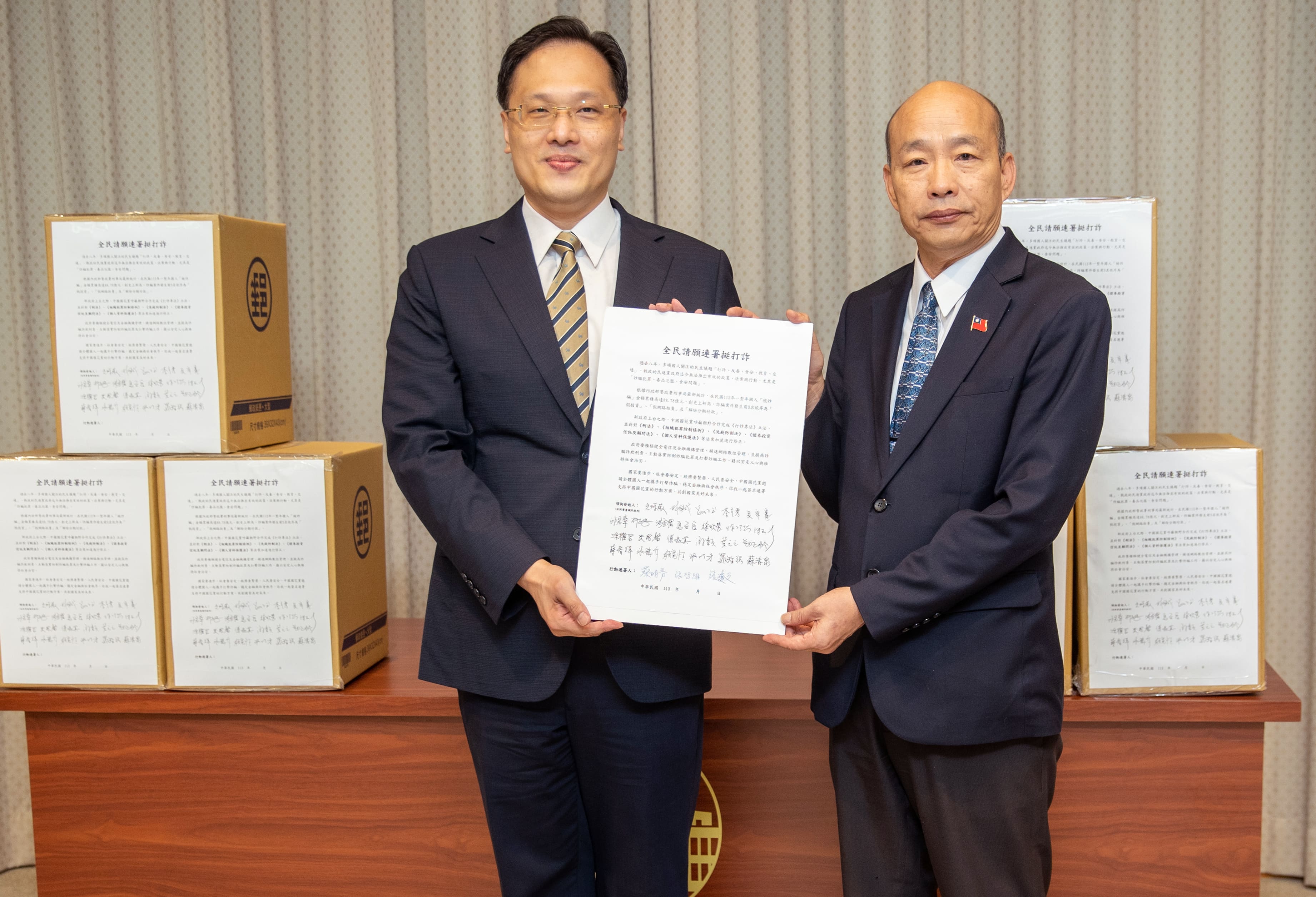 國花黨主席蔡宥祥（左）今天（5日）把將近3萬份的「萬人連署挺打詐」連署書，遞交到立法院，並由韓國瑜院長親自接見。圖／國花黨提供