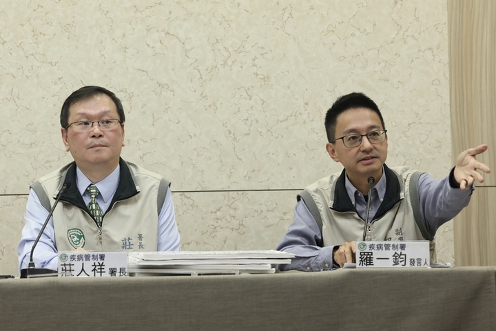 近來高端疫苗採購合約爭議持續延燒，相關合約內容16日提前對外公開，疾管署長莊人祥（左）下午在記者會中重申，疫苗採購與接種計畫推動均秉持專業，以全民健康福祉為優先考量，已充分接受檢驗，一切依法行政。右為疾管署副署長暨發言人羅一鈞。圖/取自中央社