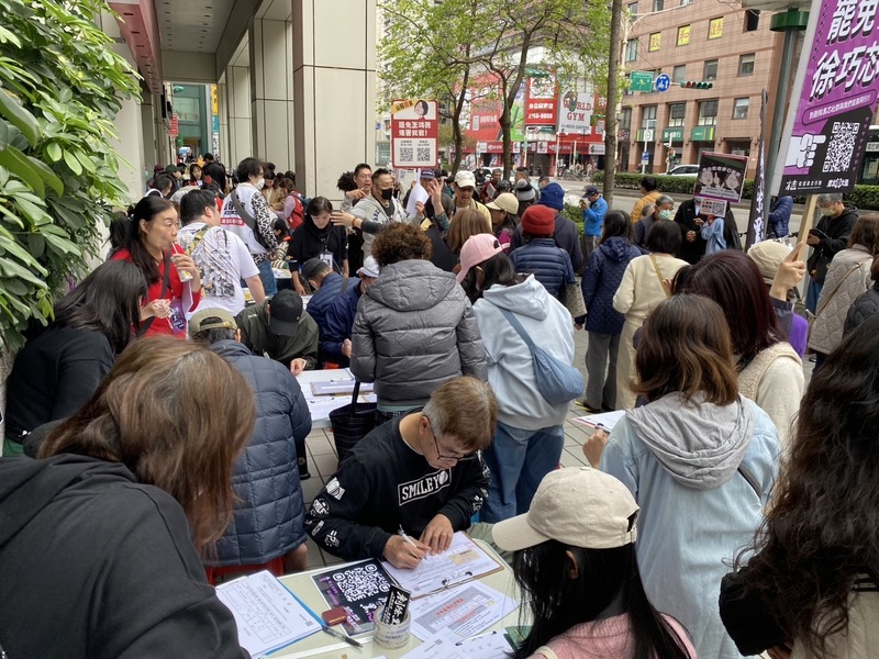 北市民團展開連署罷免國民黨籍立委，民眾響應。圖/中央社