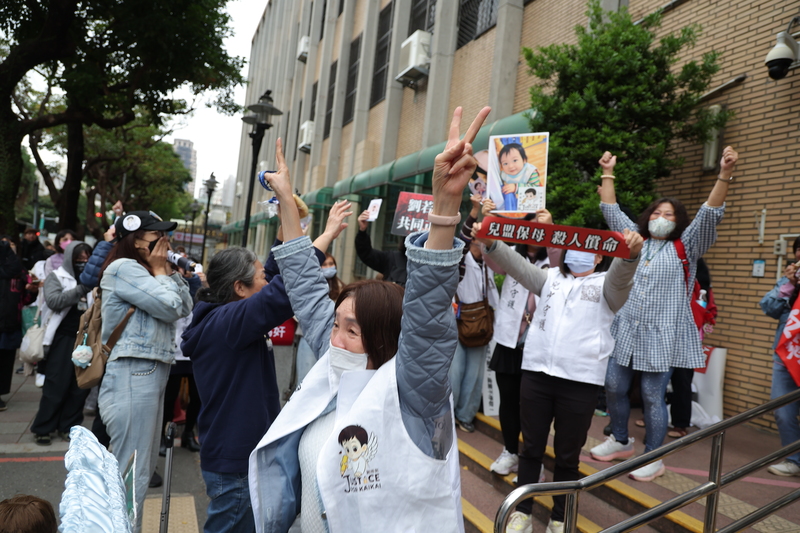 保母姐妹劉彩萱、劉若琳被控虐死剴剴案二審27日宣判上訴駁回維持原判，法院外民團高舉雙手大聲歡呼。圖/中央社