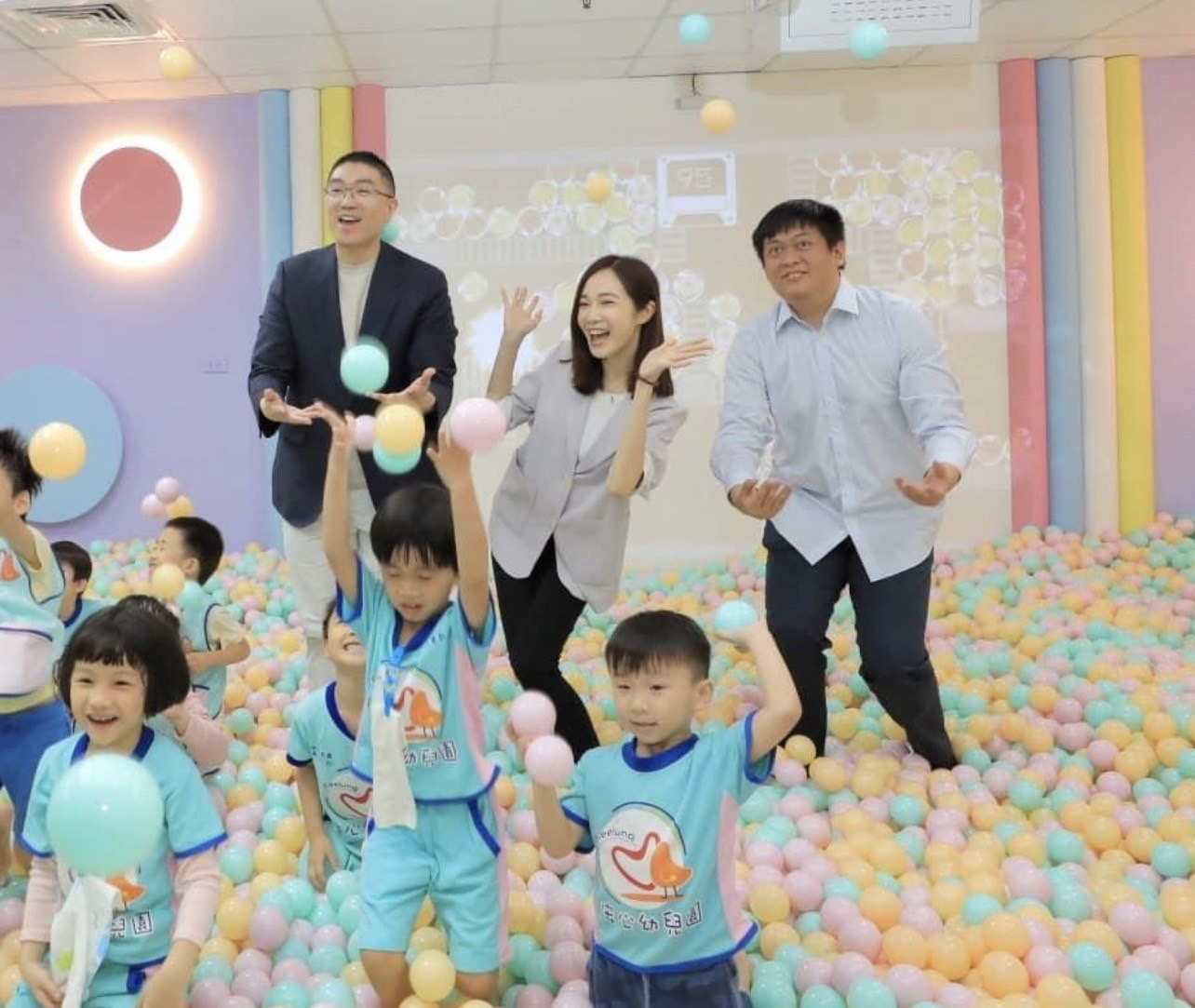 基隆市長謝國樑（左）與基隆市政策推廣大使楊寶楨（中）和小朋友們開心互動。 圖/取自楊寶楨臉書