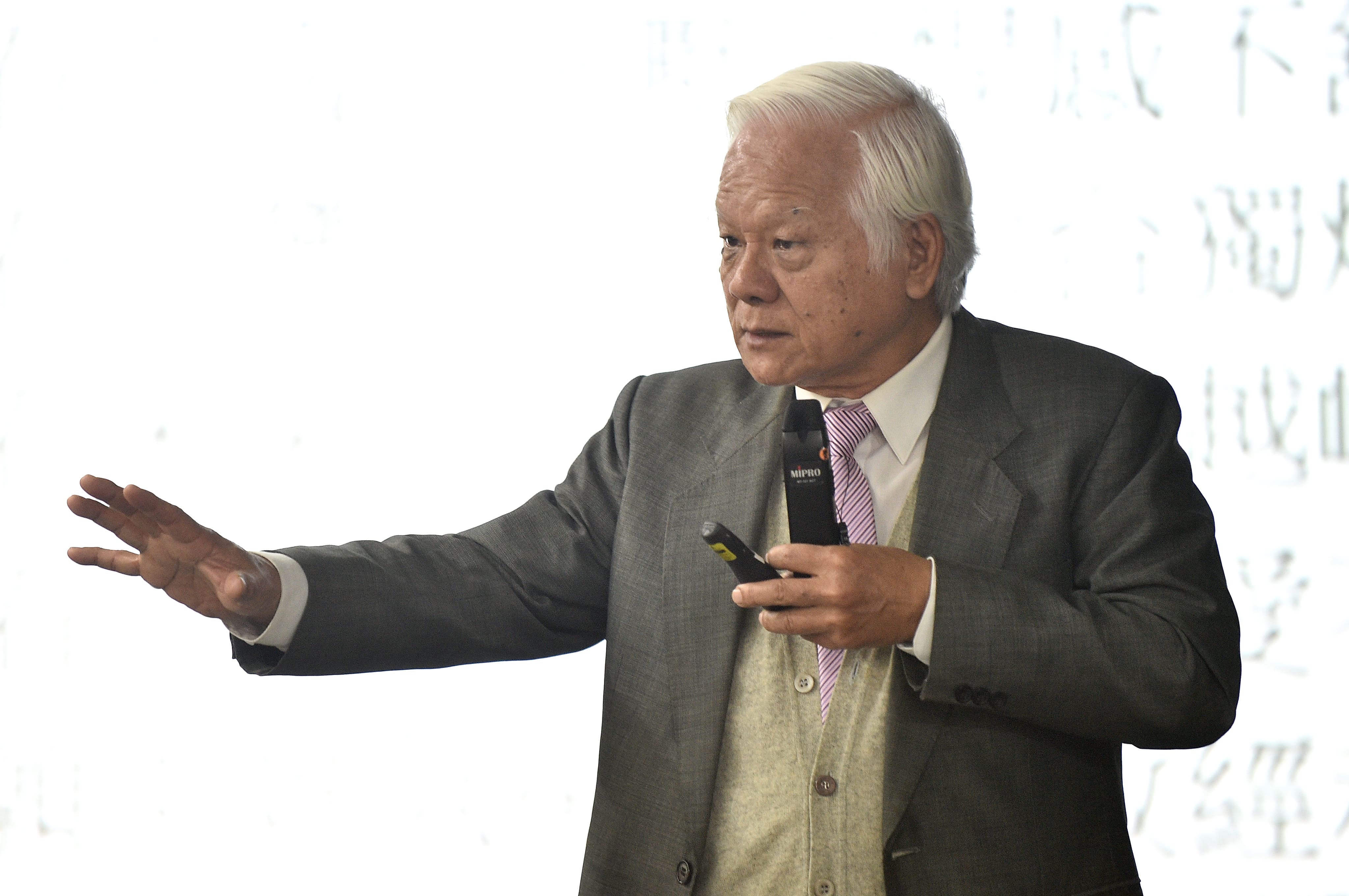 台北經營管理研究院院長陳明璋指出，2025年中國經濟形勢嚴峻，台商也會面臨重大挑戰。圖/記者陳思豪攝
