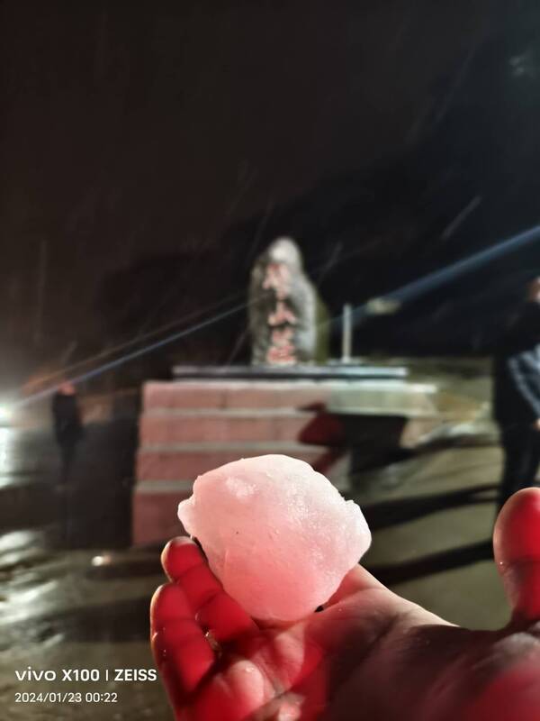 寒流急凍，馬祖山區也罕見下雪。圖／中央社