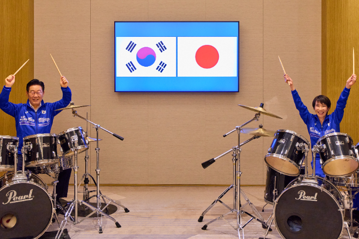 【有片】剛與習近平自拍！李在明同台與高市尬鼓嗨喊圓夢 　連奏BTS、獵魔女團神曲