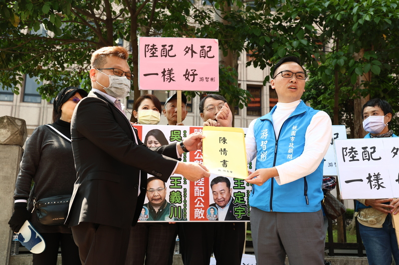 新黨12日在陸委會前發起聲援，支持陸配入籍年限縮短。圖/中央社