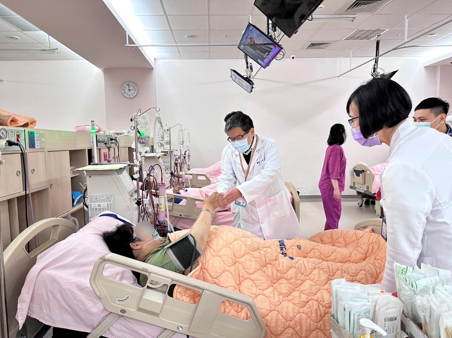 61人團赴金門遊玩用餐完後陸續出現發燒、上吐下瀉等情形,其中更有15人掛急診,院方初步判定為食物中毒。示意圖/取自衛生福利部-金門醫院臉書
