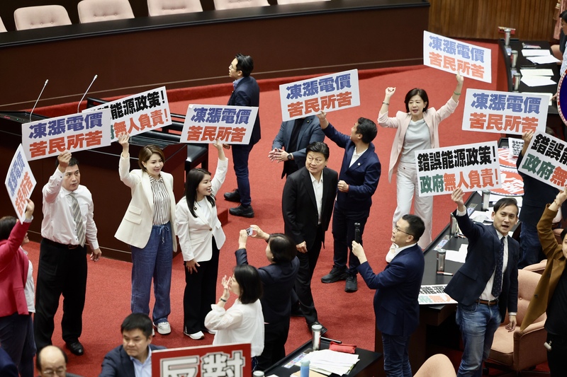 經濟部不甩電價凍漲決議，國民黨團書記長洪孟楷批：行政權絕對傲慢，官逼民反。圖為國民黨立委在議場高舉「凍漲電價 苦民所苦」標語。中央社