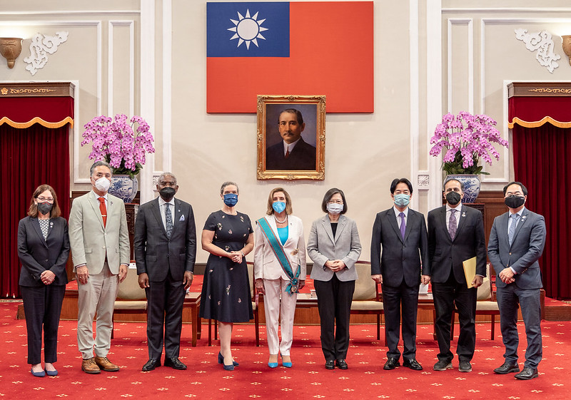 2022年8月3日時任美聯邦眾院議員裴洛西（左五）訪台會見總統蔡英文（右四）時，眾議員米克斯（左三）也在場。圖／取自總統府
