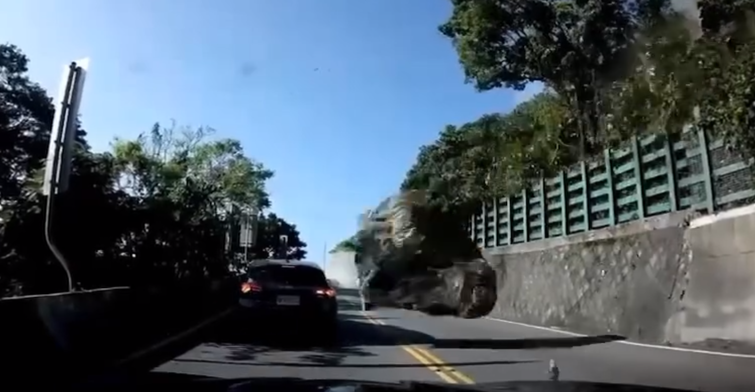 網友行經蘇花公路遇地震落石擊中轎車車尾。圖/取自hsunnnnn___ Threads