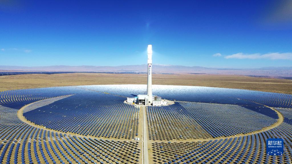 青海海南千萬千瓦級太陽能發電產業園區。圖/取自新華網