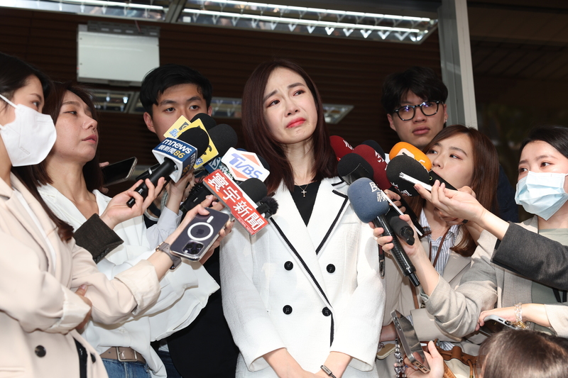 民眾黨發言人楊寶楨無預警辭去黨職，受訪明原因時數度落淚。圖/中央社